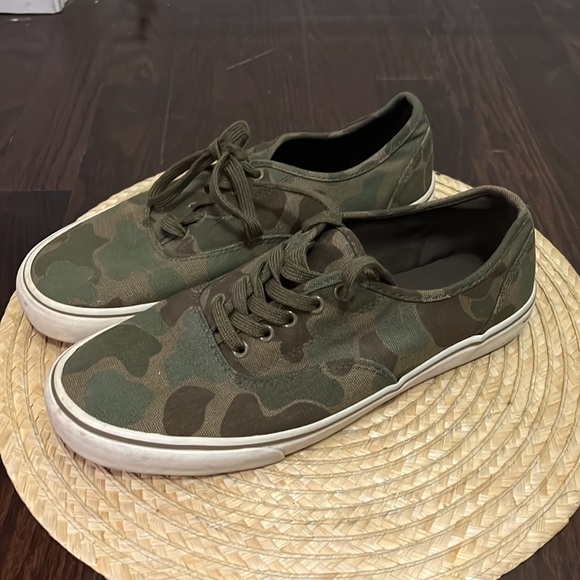 Minimalist Green Camo LaceUp Canvas Sneakers Size 9 - Picture 6 of 13
